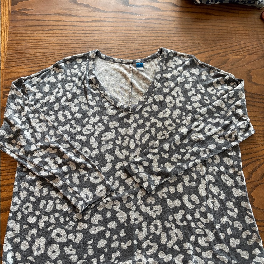 Old Navy Cozy Gray & Cream Leopard Print V-Neck Top